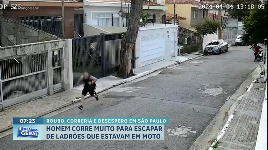 Vídeo: Pedestre nota chegada de bandidos e corre para fugir de assalto em SP