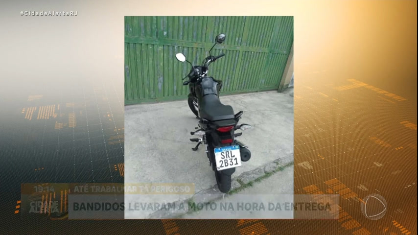 Vídeo: Trabalhador tem moto roubada durante entrega em Duque de Caxias, na Baixada Fluminense