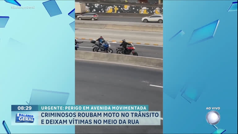 Vídeo: Bandidos roubam moto no Rio e deixam vítima no meio da rua