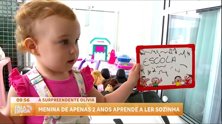 Bebê brasileira de 2 anos aprende a ler e conquista a internet