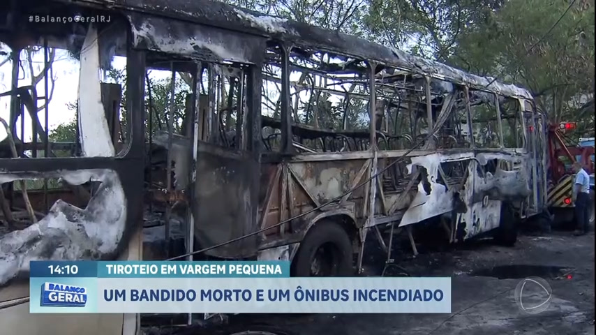 Vídeo: Criminosos incendeiam ônibus em Vargem Pequena, na zona oeste, após troca de tiros com a polícia