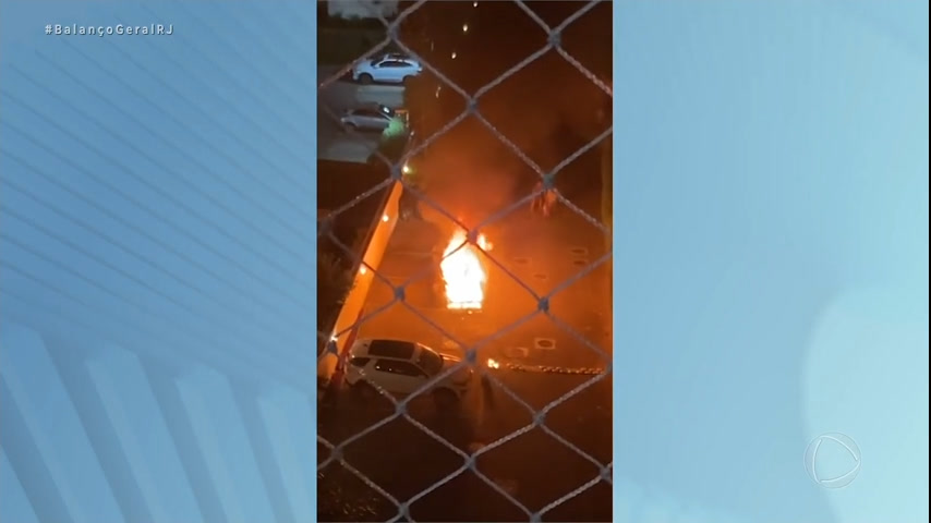 Vídeo: Carro pega fogo e explode em condomínio na zona oeste do Rio