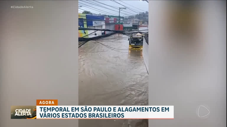 Vídeo: Salvador enfrenta alagamentos e deslizamentos após fortes chuvas