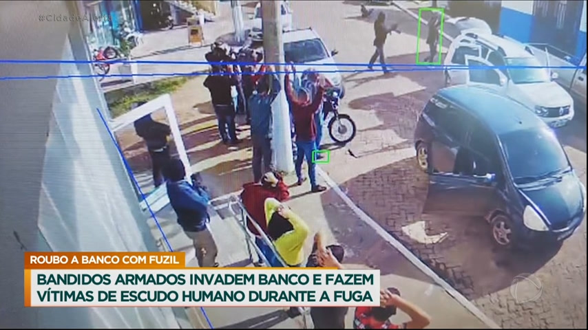 Vídeo: Criminosos invadem banco no RS e fazem vítimas de escudo humano durante a fuga
