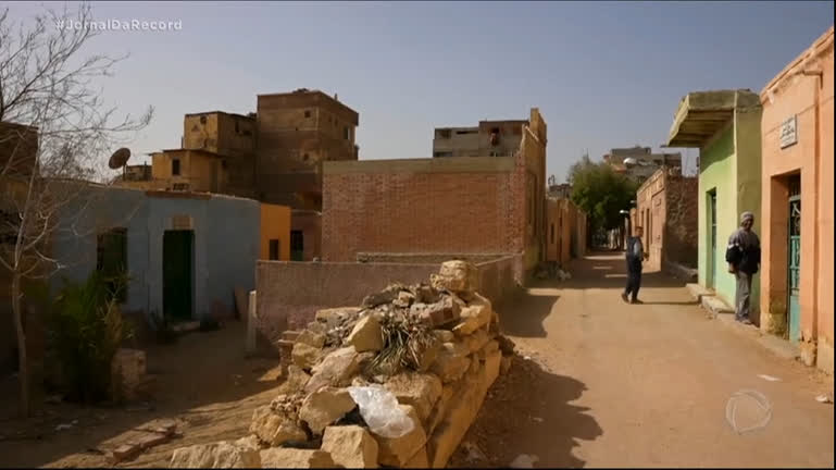 Vídeo: Conheça a “Cidade dos Mortos”, local que abriga a população mais pobre da capital do Egito