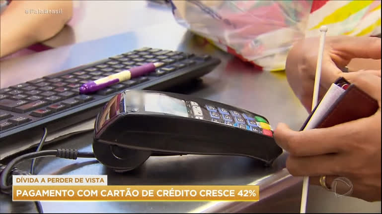 Vídeo: Pagamento com cartão de crédito aumentou mais de 40% em um ano, diz pesquisa