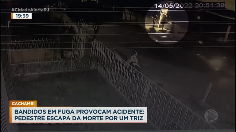 Vídeo: Pedestre escapa de acidente durante perseguição policial na zona norte do Rio