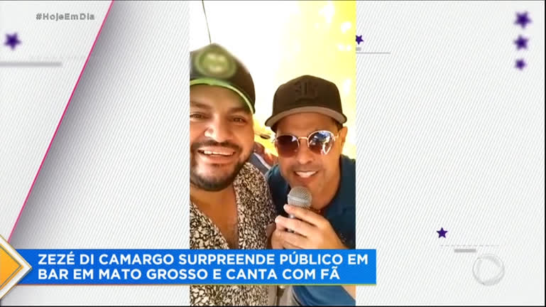 Vídeo: Zezé Di Camargo surpreende clientes e canta com fã em bar no Mato Grosso