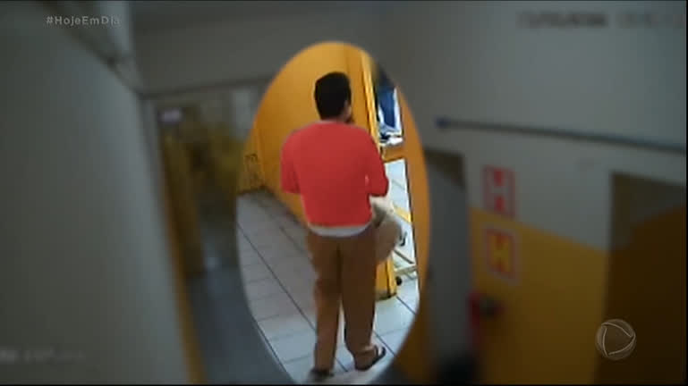 Vídeo: Imagens de segurança mostram a chegada de Paulo Cupertino à prisão