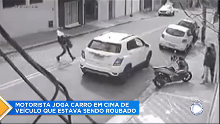 Vídeo: Criminoso foge pela janela do carro após tentar roubar veículo no ABC Paulista