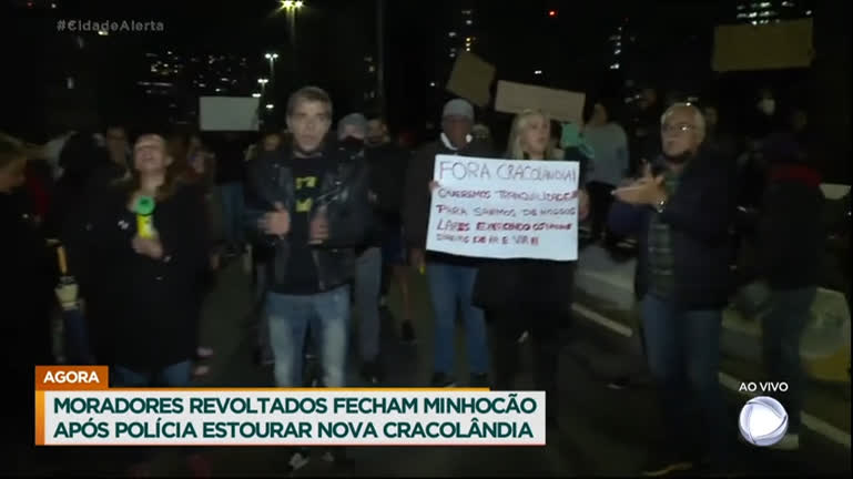 Vídeo: Moradores se revoltam e fazem protesto contra nova Cracolândia