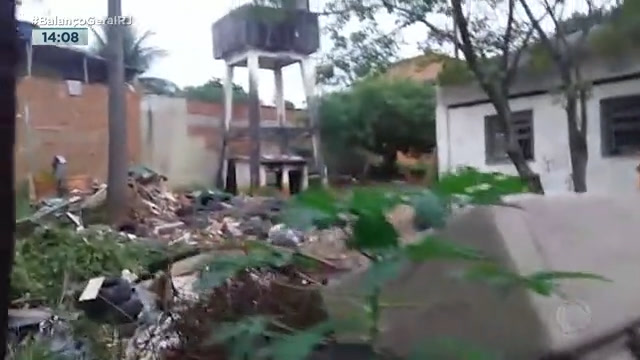 Vídeo: Moradores de Campo Grande reclamam de terreno que virou lixão