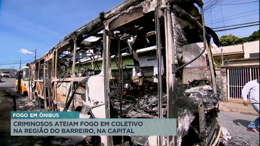 Vídeo: Criminosos ateiam fogo em ônibus na região do Barreiro, em BH