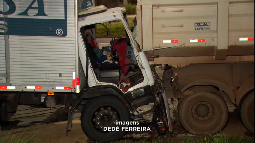 Vídeo: Caminhão bate em carreta parada no Anel Rodoviário em BH
