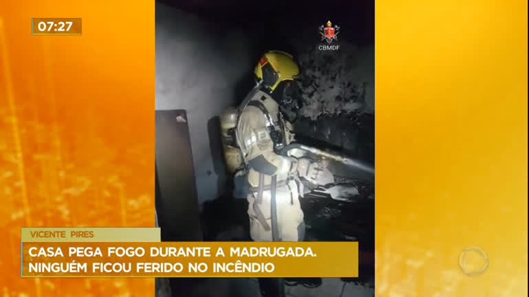 Vídeo: Casa pega fogo em Vicente Pires (DF) durante madrugada desta terça (24)