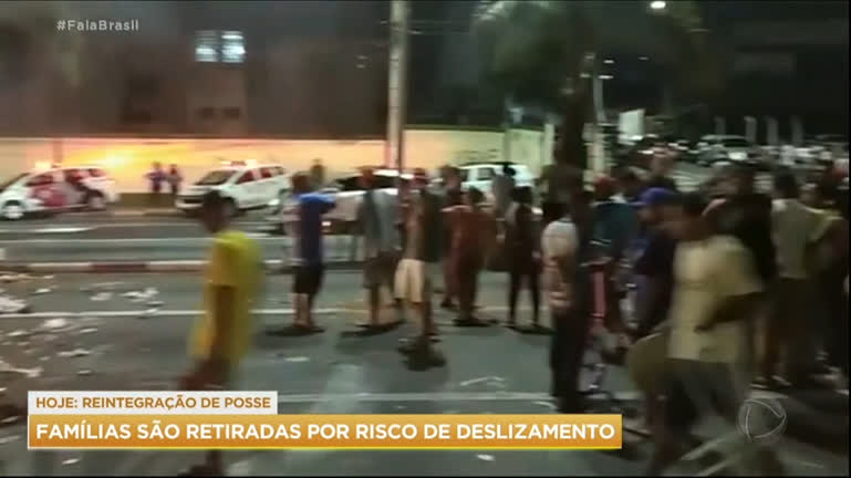 Vídeo: Reintegração de posse em terreno de Carapicuíba provoca protesto na região