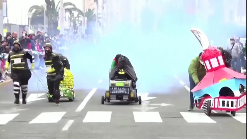 Vídeo: Carros feitos de materiais reciclados disputam corrida no Peru