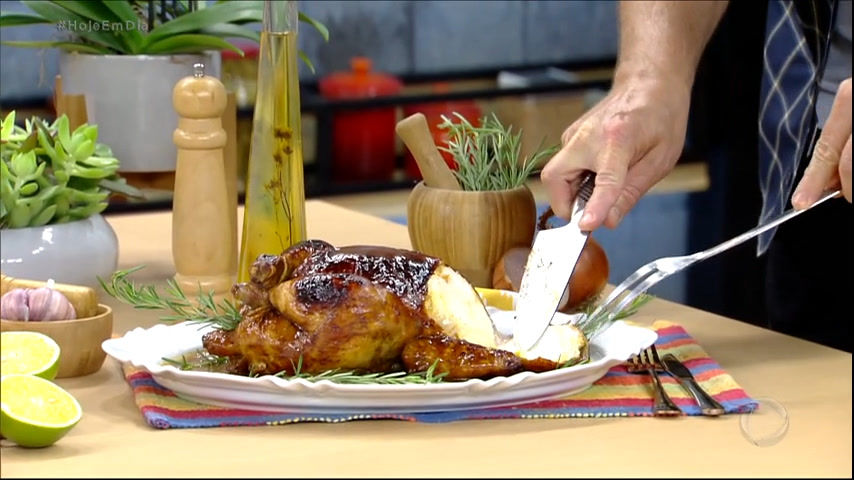Vídeo: Guga Rocha ensina receita gourmet de frango com molho de laranja