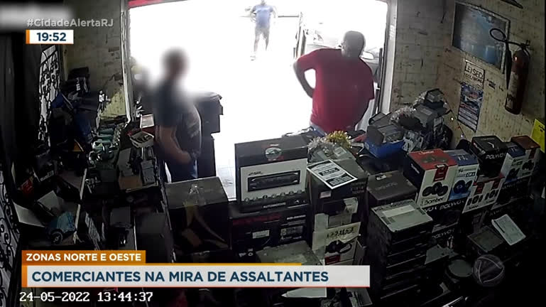 Vídeo: Câmeras de segurança flagram criminosos assaltando lojas nas zonas oeste e norte do Rio