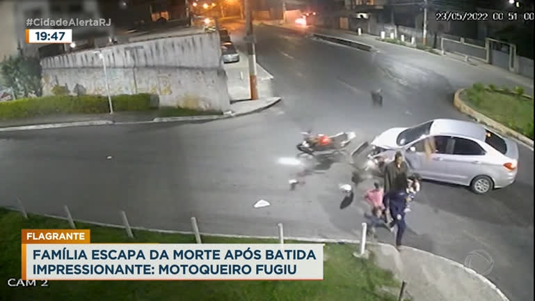 Vídeo: Câmeras de segurança flagram acidente de trânsito em Belford Roxo, na Baixada Fluminense