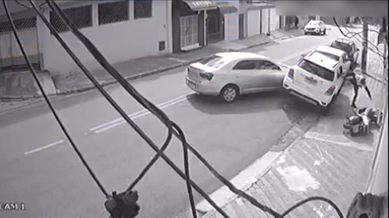 Vídeo: Ladrão ameaça motoristas, rouba carros e se envolve em acidente