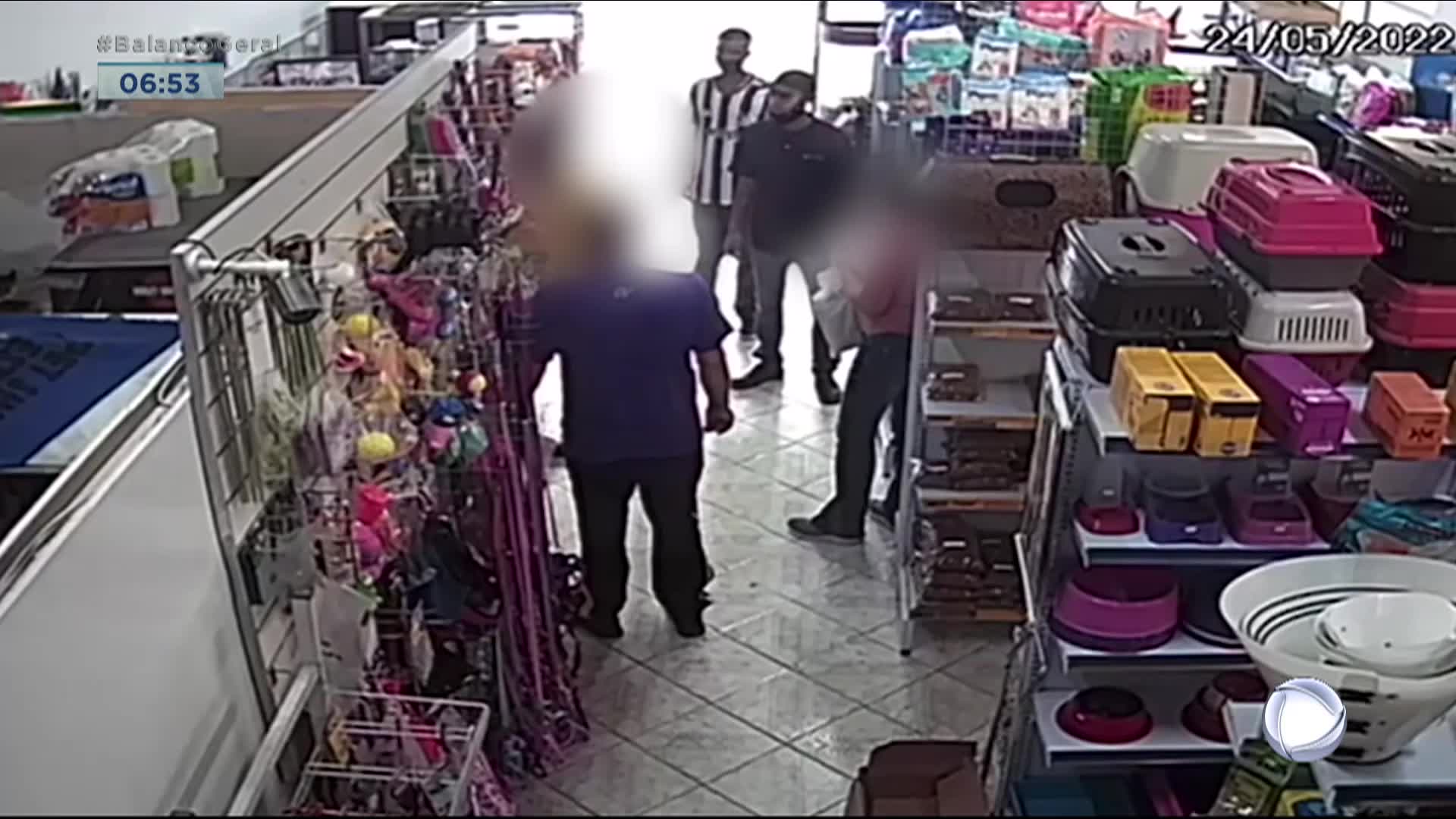 Vídeo: Bandidos armados roubam clientes e funcionários de pet shop em SP