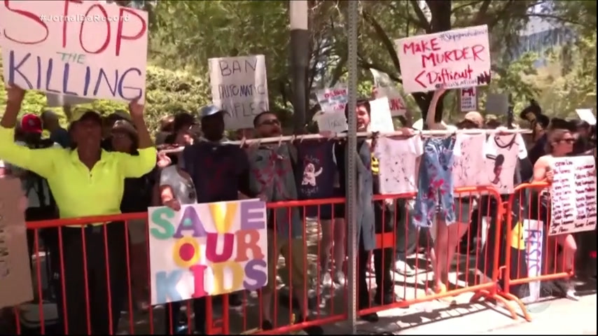 Vídeo: Manifestantes protestam contra Convenção Anual de Armas no Texas após massacre em escola