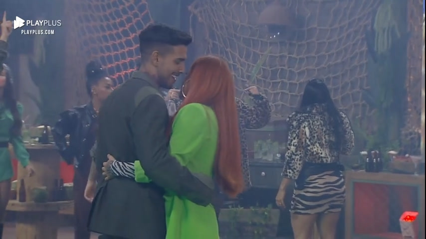 Vídeo: Pagode leva clima de romance para a pista de dança | Power Couple Brasil 6
