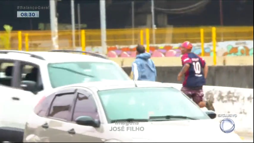 Vídeo: Equipe do Balanço Geral Manhã flagra assalto em viaduto de SP
