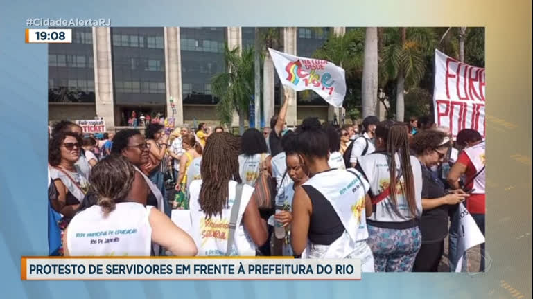 Vídeo: Servidores públicos protestam em frente à Prefeitura do Rio