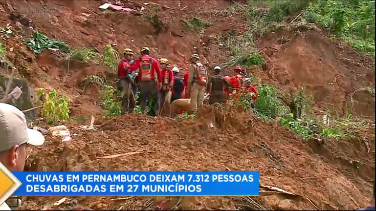 Vídeo: Sobe para 122 o número de mortos após chuvas em Pernambuco