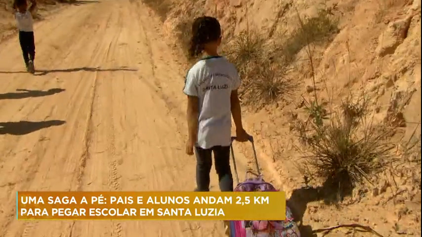 Vídeo: Crianças caminham 2,5 km para pegar escolar em Santa Luzia (MG)