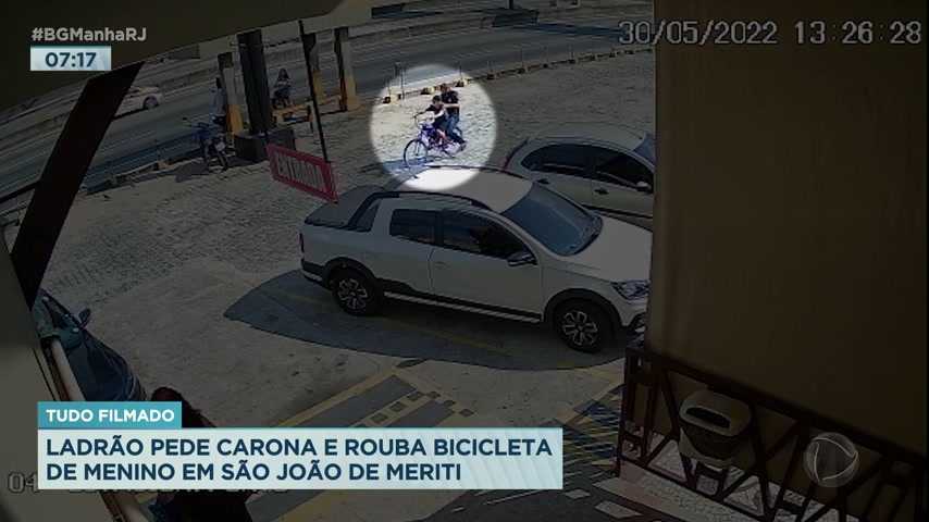 Vídeo: Homem pede carona e rouba bicicleta de menino na baixada