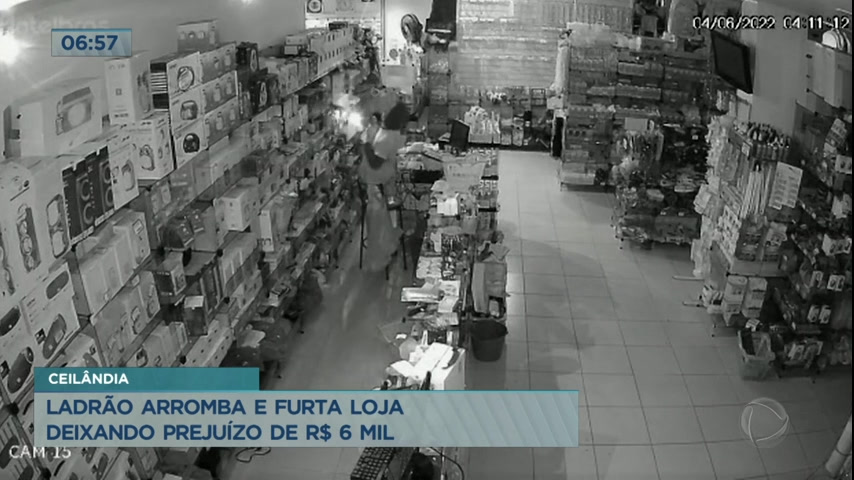 Vídeo: Homem disfarçado arromba e furta loja em Ceilândia (DF)