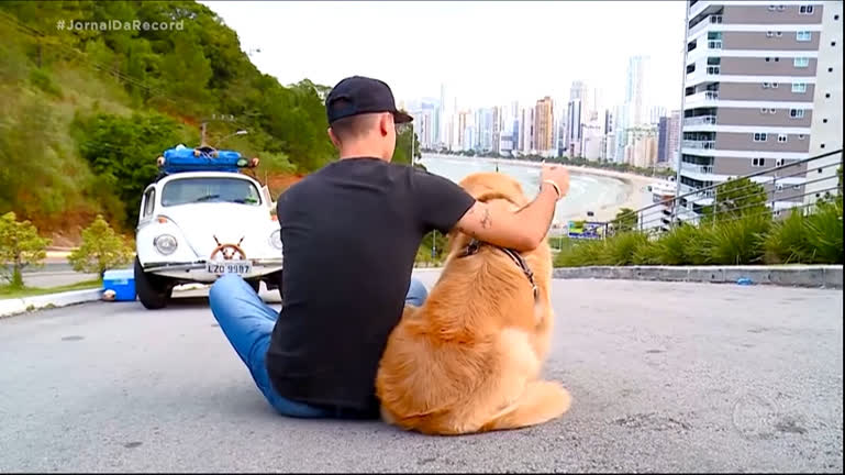 Vídeo: Parentes, amigos e fãs se despedem de influenciador conhecido por viajar o mundo com o cachorro