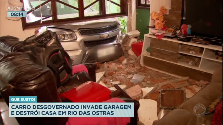 Vídeo: Carro desgovernado atinge casa em Rio das Ostras