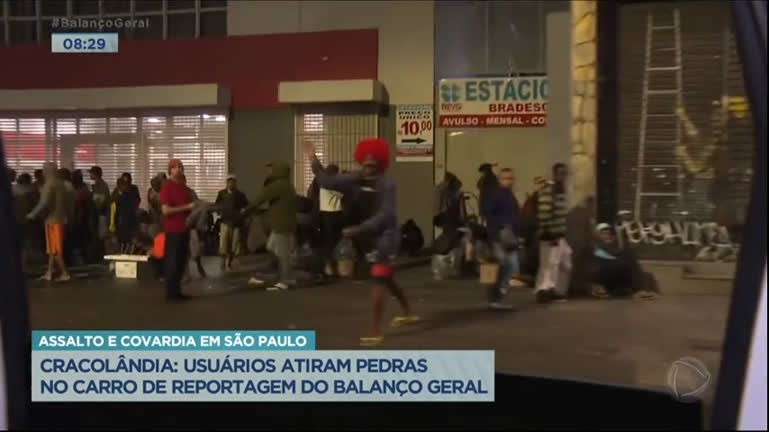 Vídeo: Usuários jogam pedras em carro do Balanço Geral na Cracolândia