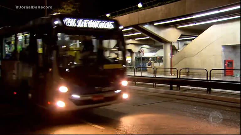 Vídeo: Motoristas e cobradores de ônibus da cidade de São Paulo decidem entrar em greve