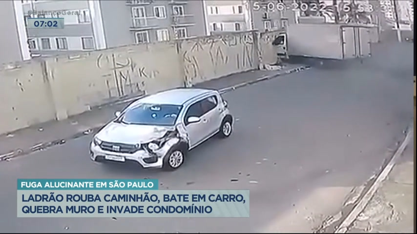 Vídeo: Ladrão rouba caminhão, bate em carro, derruba muro e invade condomínio