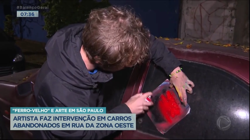 Vídeo: Artista faz intervenção em carros abandonados em rua de São Paulo