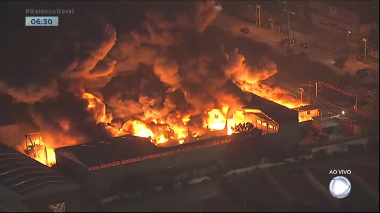 Vídeo: Incêndio de grandes proporções atinge galpão de reciclagem em Guarulhos