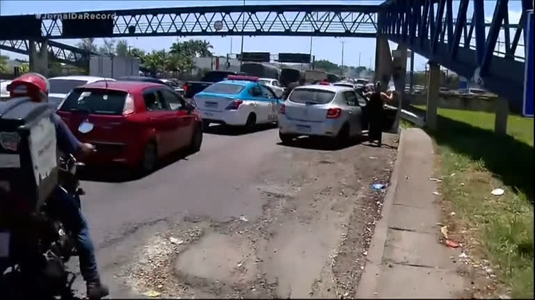 Vídeo: Vítimas fazem manobras arriscadas para fugir de arrastões em ruas e avenidas do país