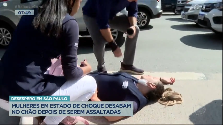 Vídeo: Mulher desmaia após ser vítima de assalto em São Paulo