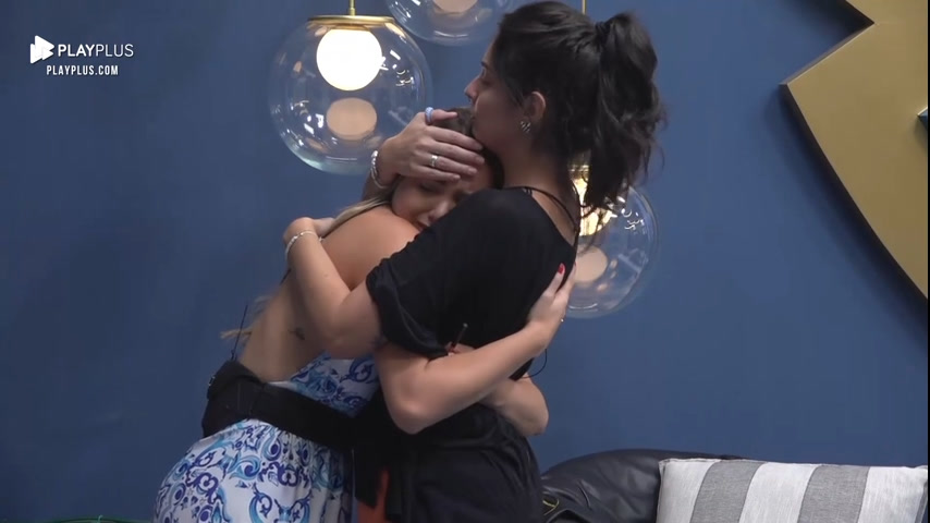 Vídeo: Karol vai às lágrimas ao ganhar presente de Anne | Power Couple Brasil 6