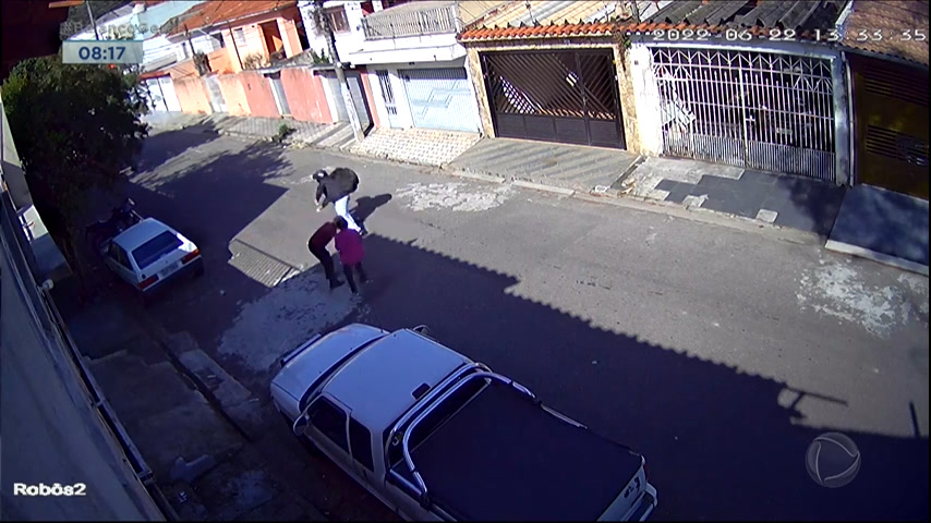 Vídeo: Casal de idosos é roubado e ameaçado de morte em SP