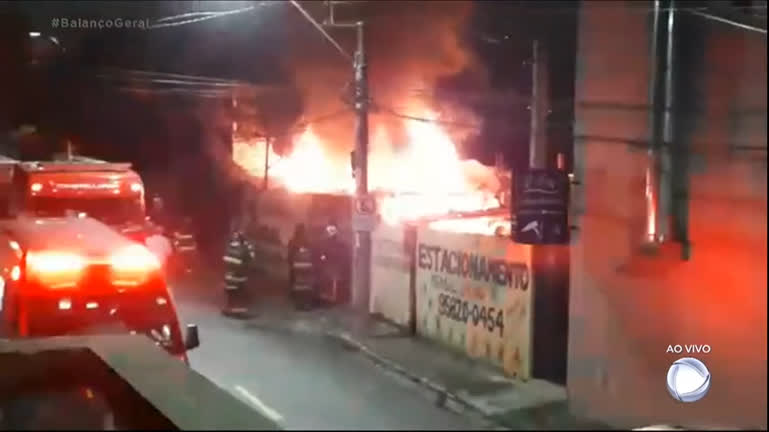 Vídeo: Lava-rápido pega fogo e destrói carro de cliente em SP