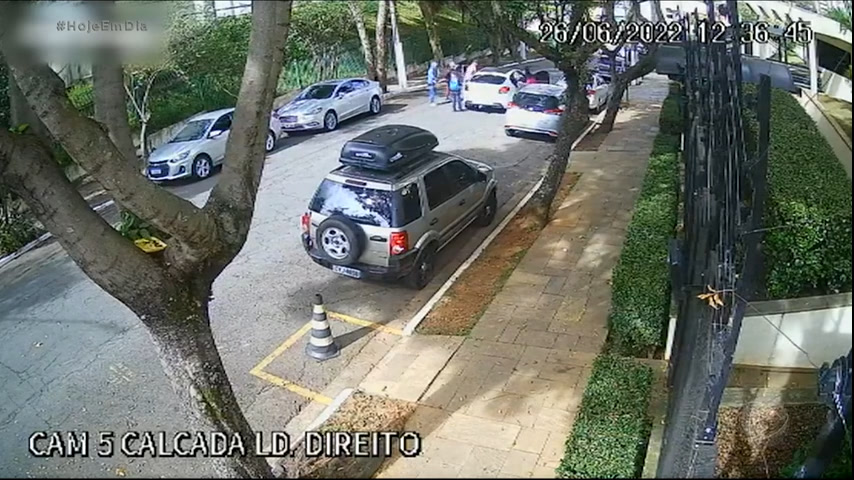 Vídeo: Bandidos cercam família e roubam carro na zona sul de SP