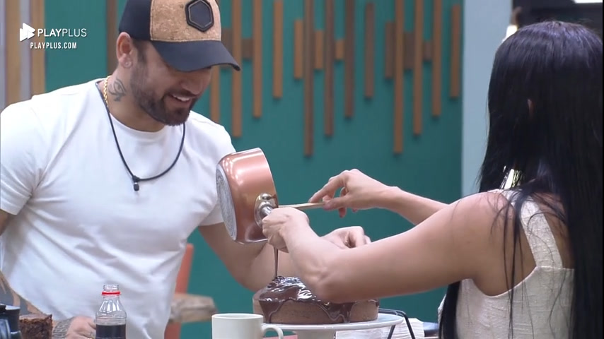 Vídeo: Eliza e Hadballa preparam bolo de chocolate juntos | Power Couple Brasil 6