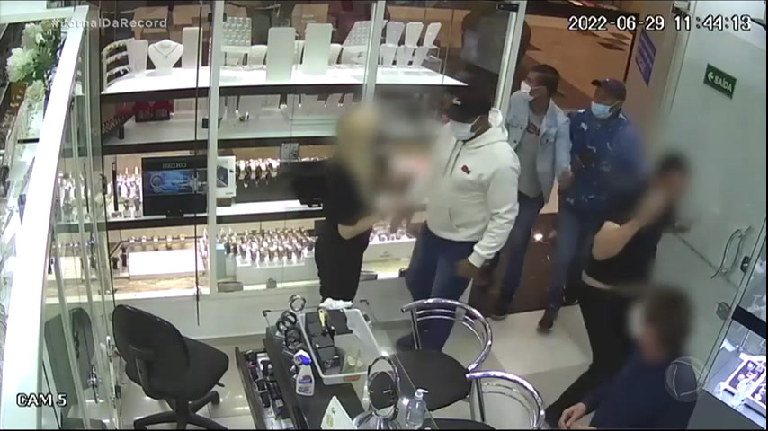 Vídeo: Polícia de SP procura suspeitos de roubo a joalheria no maior shopping da América Latina