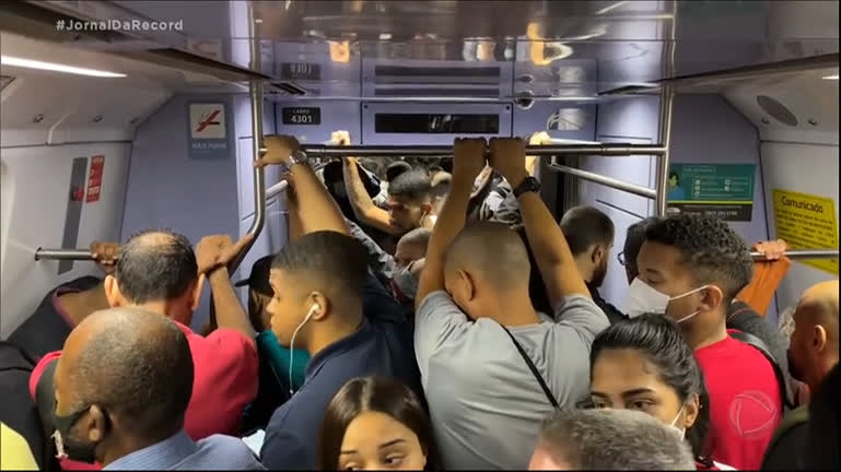 Vídeo: Vida Sobre Trilhos: trabalhador que depende dos trens do RJ enfrenta sufoco diário